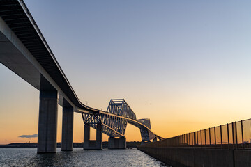 夕日を浴びる東京ゲートブリッジ