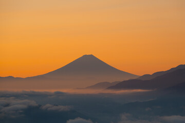 夜明けの高ボッチ高原からの富士山と南アルプス