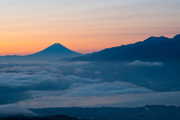 夜明けの高ボッチ高原からの諏訪湖越しの富士山と南アルプス