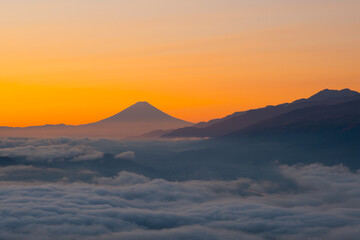 Fototapeta na wymiar 夜明けの高ボッチ高原からの富士山と南アルプス