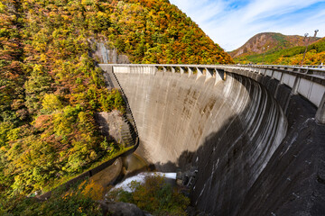 日本　鳴子ダムの紅葉と放水