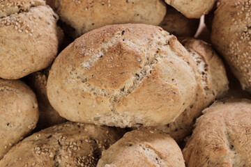 Mehrere frisch gebackene Brötchen