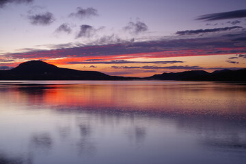 夜明けの空を湖面に映すカルデラ湖。屈斜路湖、北海道、日本。
