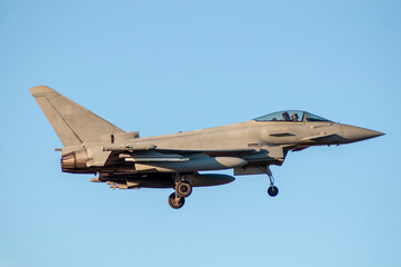 Fototapeta na wymiar Avión de combate europeo Eurofighter aterrizando