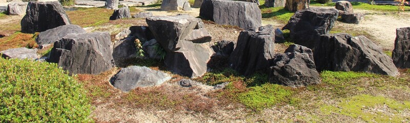 地面に置かれたいくつかの岩