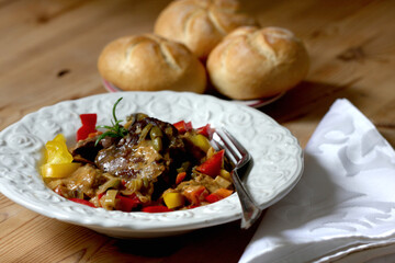 Geschmorte Kalbsbäckchen mit Paprika-Weisswein-Ragout und Semmeln