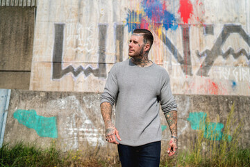 Portrait eines jungen muskulösen Mannes mit Tattoos, Sweater Shirt. Lifestyle Mode Influencer - 389831493