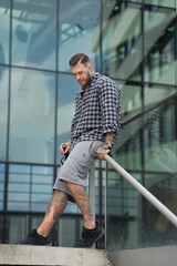 Portrait eines jungen muskulösen Mannes mit Tattoos, Sweater Shirt. Lifestyle Mode Influencer - 389831638