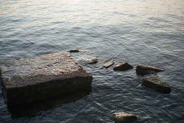 Fels im See Abendrot