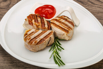 Grilled pork medallion with sauce