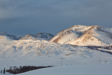 Fototapeta na wymiar Altai. Winter landscape with mountains covered with snow