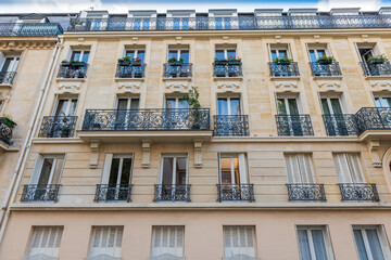Naklejka premium Haussmann architectural building in Paris, France