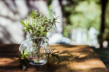 Bouquet de thym et romarin frais dans un pot en verre - Aromates pour cuisiner