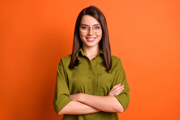 Photo portrait of female freelancer smiling with folded hands wearing glasses green shirt isolated...