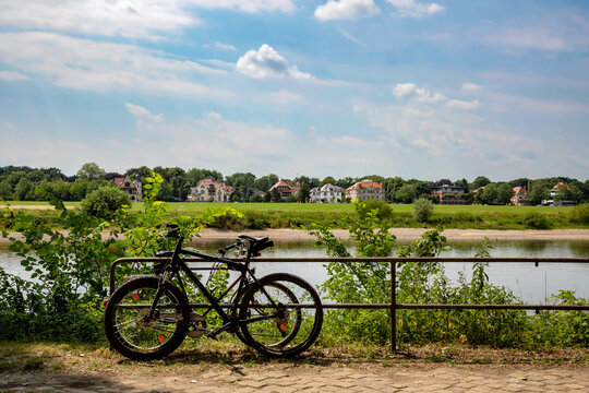 Ausflug mit Fahrräder am Elbufer bei Dresden