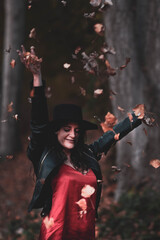 Paisaje otoñal con una chica morena 