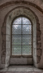 Fenêtre médiévale dans l'abbaye de Fontenay à Marmagne, France
