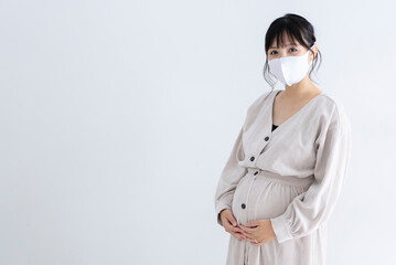 マスクをした妊婦