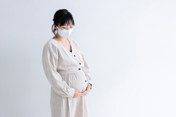 マスクをした妊婦