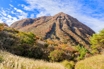 Fototapeta premium 登山道からみた三俣山（秋） くじゅう連山 大分県玖珠郡 Mt.Mimatayama seen from Trail Kujuurenzan Ooita-ken Kusu-gun