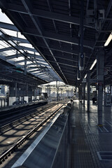 午後の光が差し込む駅構内