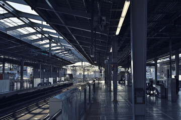 午後の光が差し込む駅構内
