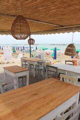 ristorante in riva al mare con arredo naturale. paglia e legno