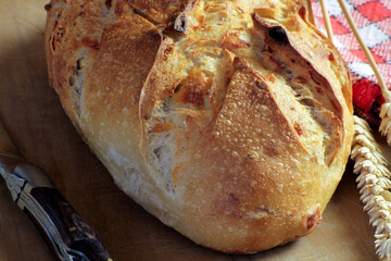 miche de pain sur une table en bois
