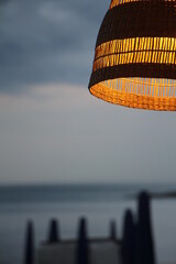 tramonto sul mare con illuminazione suggestiva fatta con lampade