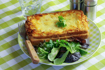 croque-monsieur à la béchamel sur une table