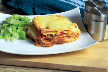 lasagnes au boeuf et légumes dans une assiette