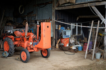 vieux tracteur agricole  au garage