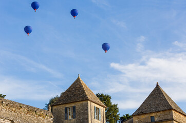 Fototapeta na wymiar balloons flying over Dordogne