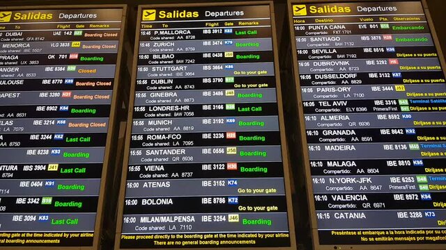 Panel informativo de salidas y aterrizajes de aviones en un aeropuerto
