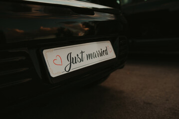 Obraz premium Beautiful wedding car with plate JUST MARRIED