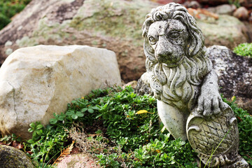 Fototapeta na wymiar Löwenstatue im Garten