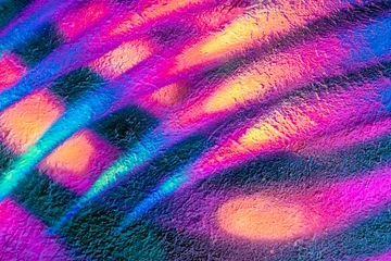 Photo sur Plexiglas Violet Beau fond de graffiti de bande d& 39 art de rue coloré lumineux. Pulvérisation créative abstraite dessinant des couleurs de mode sur les murs de la ville. Texture dégradée de culture urbaine, fond de fond