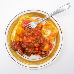 assiette salade de tomates et thon sauce catalane