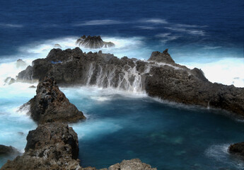 Obraz premium Detail of rocks with waterfalls of ocean water.