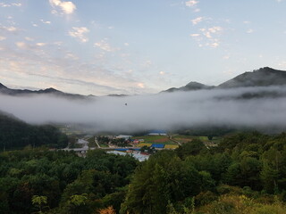구름낀 시골풍경
