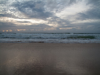 Fototapeta na wymiar Sea waves and light in the evening