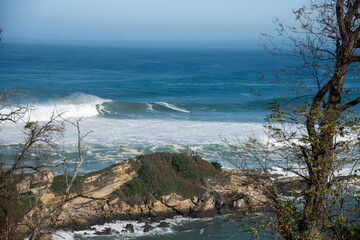 Olas grandes en la costa vasca, Hondarribia, guipuzkoa españa surf en olas gigantes.