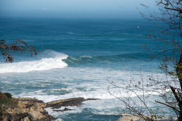 Olas grandes en la costa vasca, Hondarribia, guipuzkoa españa surf en olas gigantes.