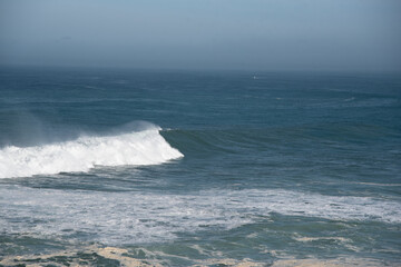 Fototapeta premium Olas grandes en la costa vasca, Hondarribia, guipuzkoa españa surf en olas gigantes.