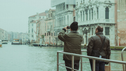 Hombres en Venecia sacando fotos