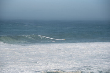 Olas grandes en la costa vasca, Hondarribia, guipuzkoa españa surf en olas gigantes.