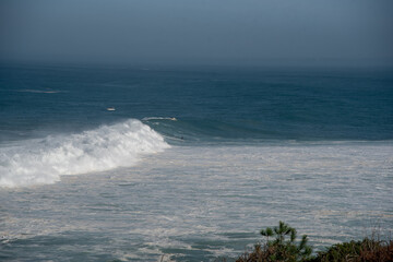 Olas grandes en la costa vasca, Hondarribia, guipuzkoa españa surf en olas gigantes.