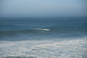Olas grandes en la costa vasca, Hondarribia, guipuzkoa españa surf en olas gigantes.