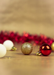 Boules de Noël or, rouges et blanches avec guirlande rouge 