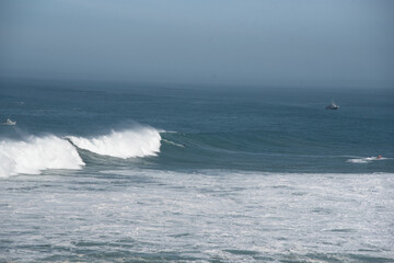 Olas grandes en la costa vasca, Hondarribia, guipuzkoa españa surf en olas gigantes.